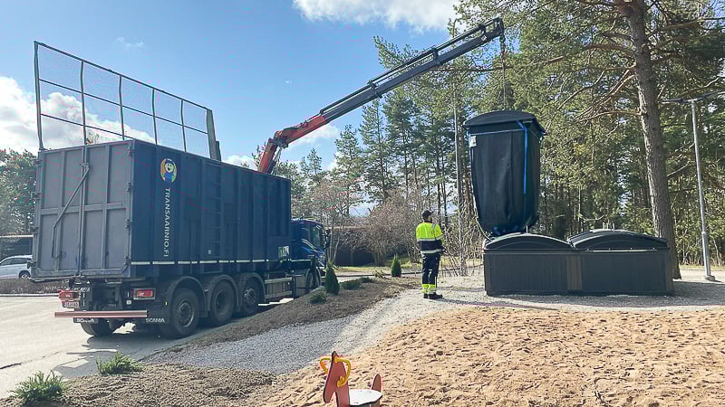 Molok-jätesäiliön tyhjennys tapahtuu nostopuomin avulla.