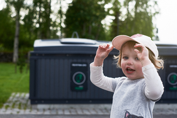 Niña Contenedor Basura