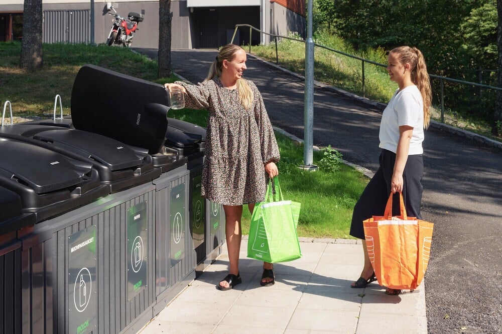 kaksi-naista-kassit-lajittelemassa-molokdomino