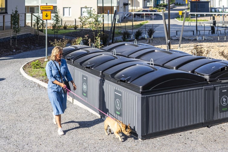 nainen-taluttaa-koiraa-jatesailio