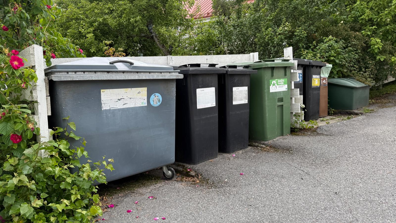 Pinta-astioita, jäteastioita